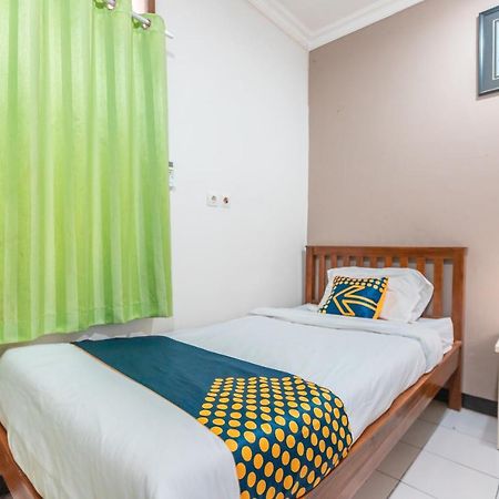 Spot On 2033 Kayumanis Homestay Syariah Jacarta Exterior foto