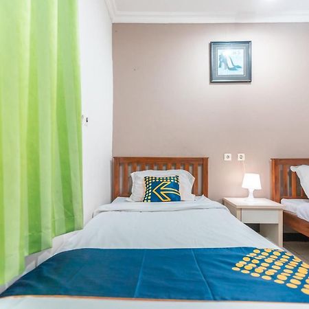 Spot On 2033 Kayumanis Homestay Syariah Jacarta Exterior foto