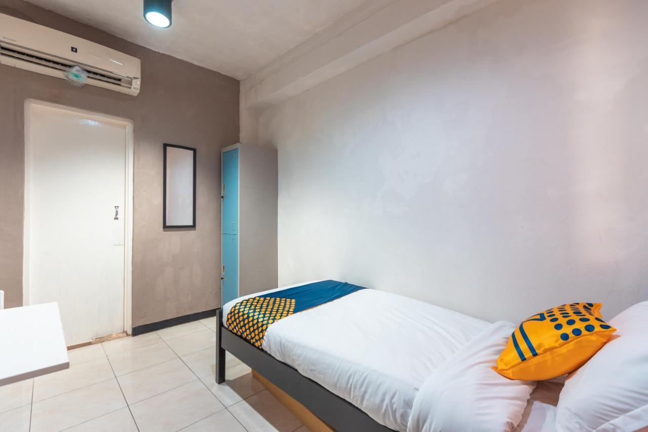 Spot On 2033 Kayumanis Homestay Syariah Jacarta Exterior foto