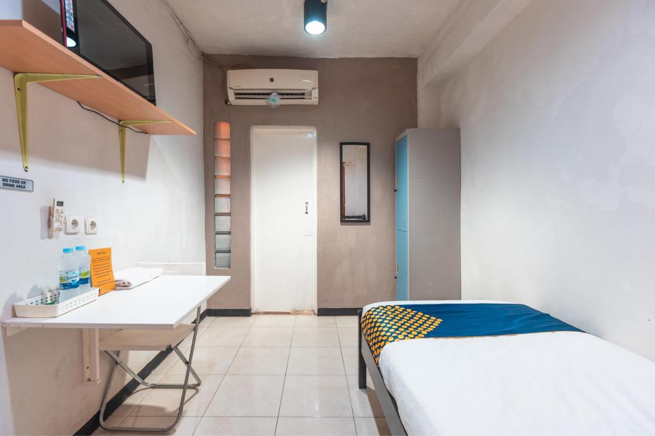 Spot On 2033 Kayumanis Homestay Syariah Jacarta Exterior foto