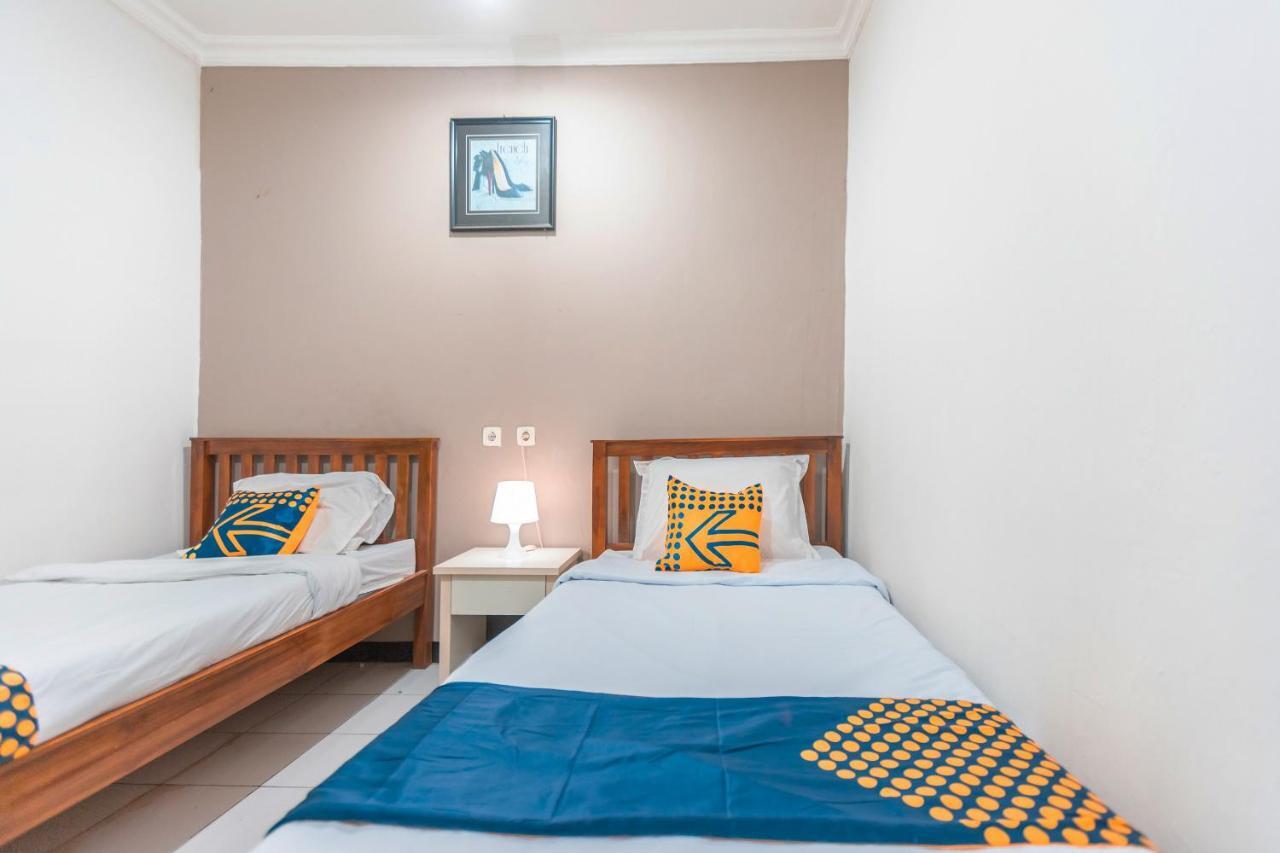 Spot On 2033 Kayumanis Homestay Syariah Jacarta Exterior foto