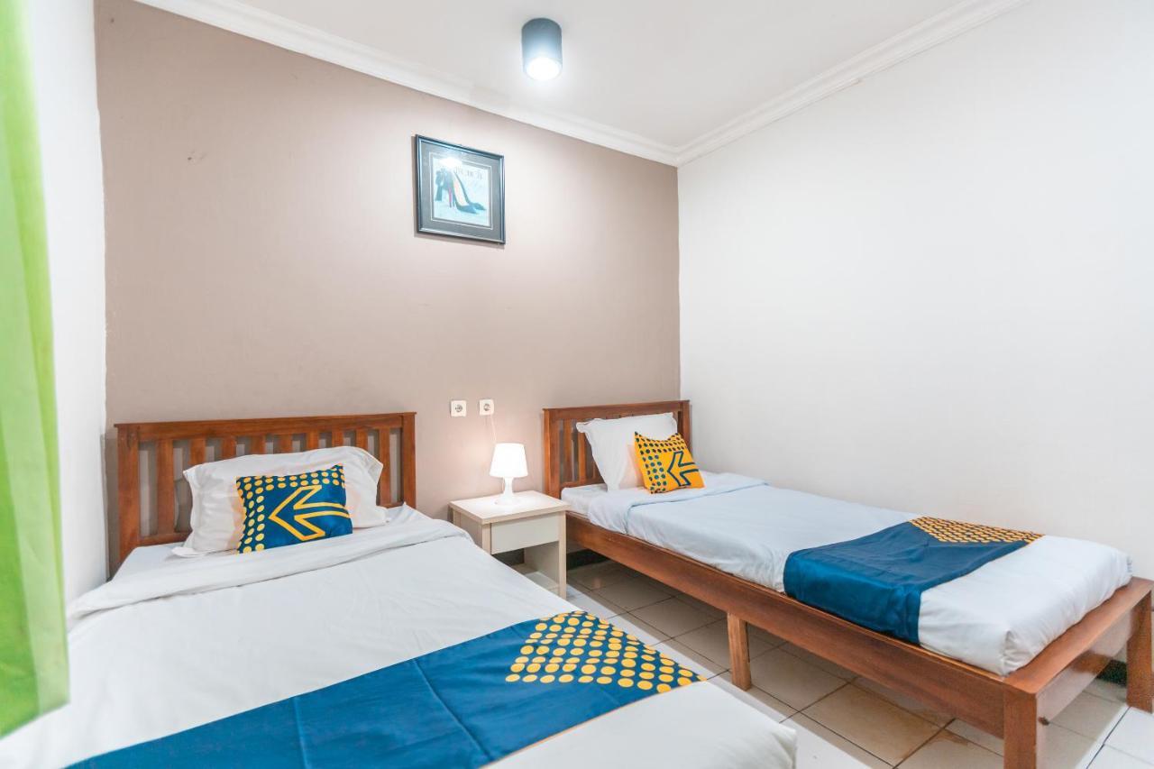 Spot On 2033 Kayumanis Homestay Syariah Jacarta Exterior foto