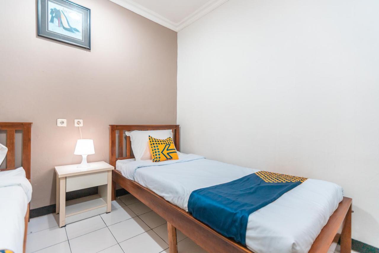 Spot On 2033 Kayumanis Homestay Syariah Jacarta Exterior foto
