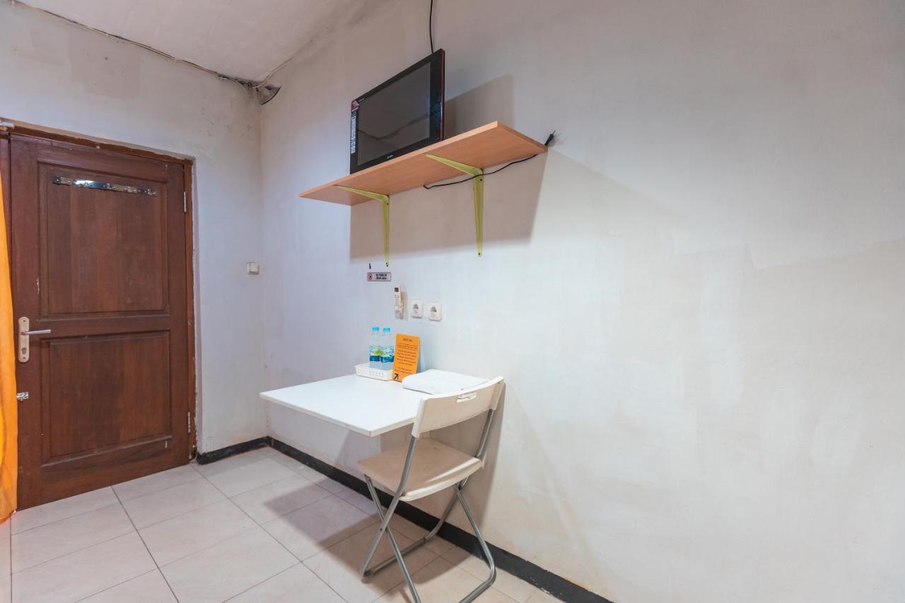 Spot On 2033 Kayumanis Homestay Syariah Jacarta Exterior foto